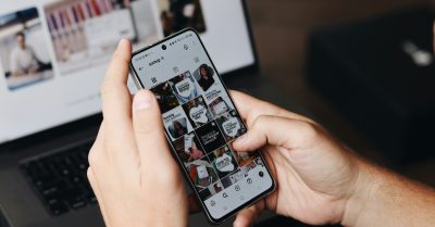 Hands holding a phone illustrating b2b content marketing on social media